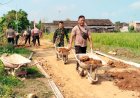 Serunya TMMD Sragen, TNI-Polri dan Warga 'Balapan Angkong' Demi Percepat Pengecoran Jalan