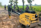 Satgas TMMD dan Warga Desa Puro Pacu Pengerasan Jalan, Tahap Pengecoran Segera Dimulai